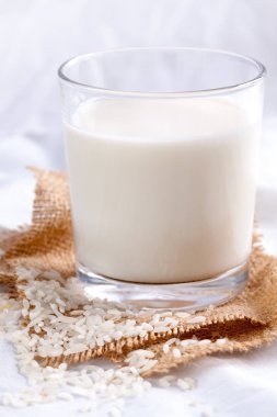 Tek bardak pirinç sütü.