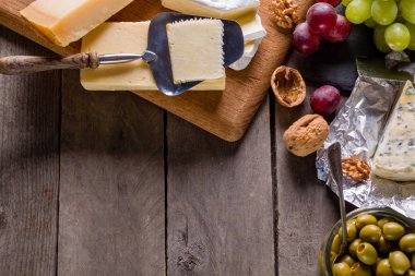 Peynir ve bazı üzüm, zeytin ve şarap kopya alanı ile birçok türde paleti.