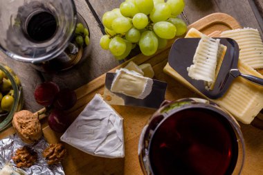 Peynir ve bazı üzüm, zeytin ve şarap birçok türde paleti.