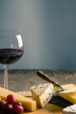 Peynir ve bazı üzüm, zeytin ve şarap birçok türde paleti.