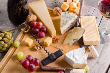 Peynir ve bazı üzüm, zeytin ve şarap birçok türde paleti.