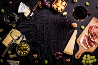 Peynir ve bazı üzüm, zeytin ve şarap kopya alanı ile birçok türde paleti.