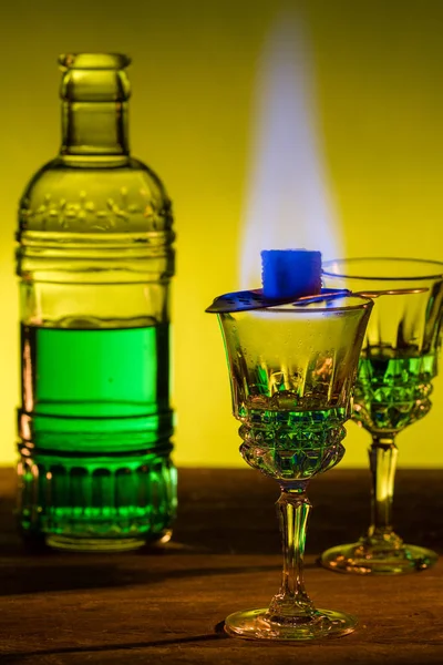 ขวดของ Absinthe และแก การเผาไหม กบาศก าตาลส าตาล — ภาพถ่ายสต็อก