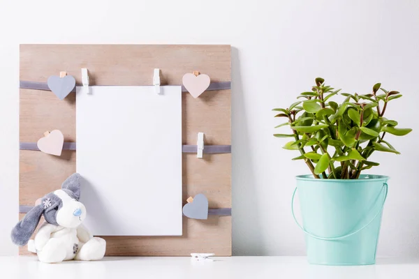 Tavola Legno Con Foglio Appuntato Carta Bianca Tuo Testo Qui — Foto Stock