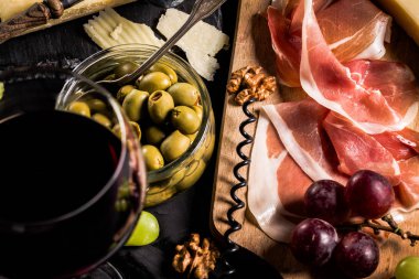 Şarapla peynir paleti ve prosciutto jambonu servis.