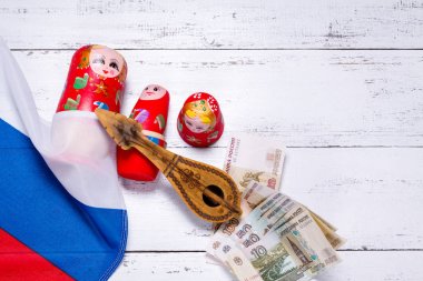 Rus sembolleri matryoshka, Balalayka, ruble nakit ve ahşap arka plan bayrak, Rusya Federasyonu.