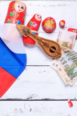 Rus sembolleri matryoshka, Balalayka, ruble nakit ve ahşap arka plan bayrak, Rusya Federasyonu.
