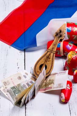 Rus sembolleri matryoshka, Balalayka, ruble nakit ve ahşap arka plan bayrak, Rusya Federasyonu.