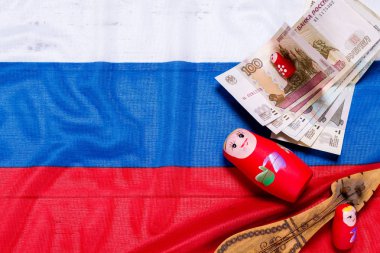 Rus sembolleri matryoshka, Balalayka, ruble nakit ve ahşap arka plan bayrak, Rusya Federasyonu.