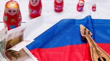 Rus sembolleri matryoshka, Balalayka, ruble nakit ve ahşap arka plan bayrak, Rusya Federasyonu.