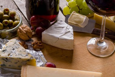 Peynir ve bazı üzüm, zeytin ve şarap birçok türde paleti.