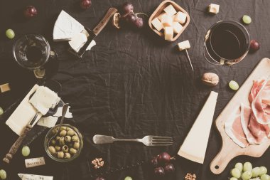 Peynir ve bazı üzüm, zeytin ve şarap kopya alanı ile birçok türde paleti.