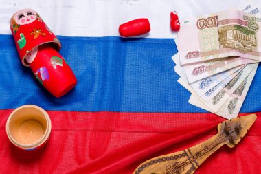 Rus sembolleri matryoshka, Balalayka, ruble nakit ve ahşap arka plan bayrak, Rusya Federasyonu.
