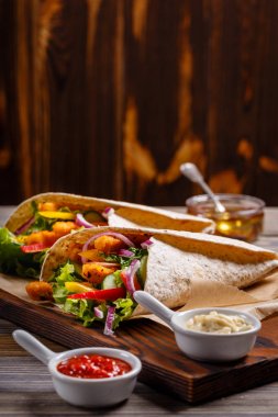 Meksika özel: Tortilla tavuk ve sebze ile. 