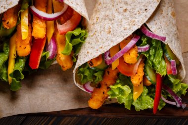 Meksika özel: Tortilla tavuk ve sebze ile. 