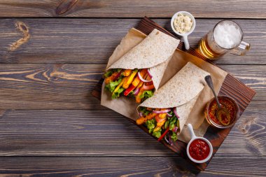 Tortilla tavuk ve sebze ve bira içmek. 