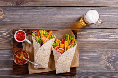 Tortilla tavuk ve sebze ve bira içmek. 