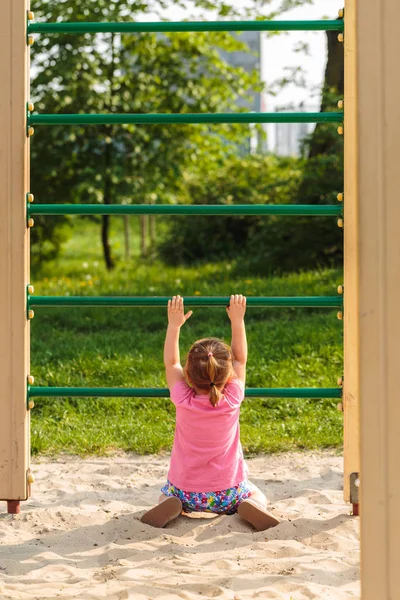Menina Bonito Pequeno Está Jogando Parque Infantil — Fotografia de Stock