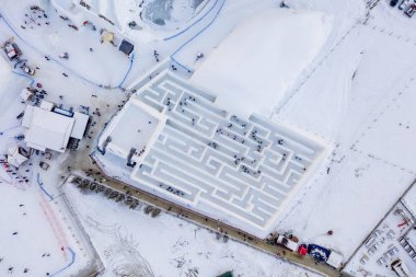 Buz ve kar labirenti, ziyaretçiler için en iyi kış eğlencesi Zakopane..