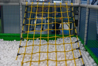 Çocuklar için oyun parkında jimnastik ağı.