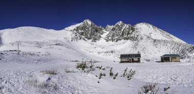 Tatra Dağı 'ndaki kayak merkezi ve Peak Lomnica manzarası.