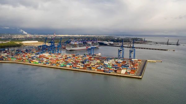 作为波兰格但斯克港一部分的集装箱集装箱码头 — 图库照片