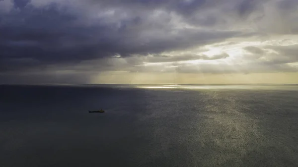 Vista Panorámica Aérea Sobre Nubes Tormentosas Océano Con Nave Industrial — Foto de Stock