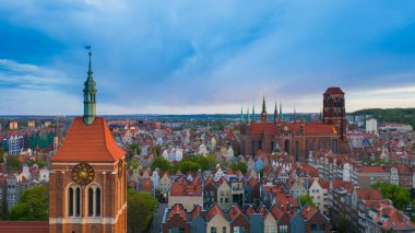 Hava görüntüsü Gdansk 'taki eski bir kasabaya.