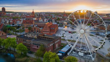 Hava görüntüsü Gdansk 'taki eski bir kasabaya.