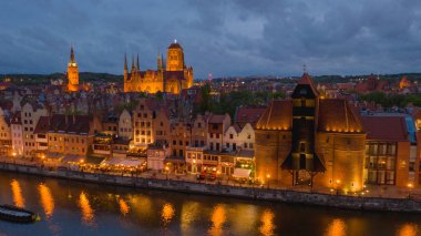 Akşama kadar Gdansk 'taki eski kasabanın hava manzarası.