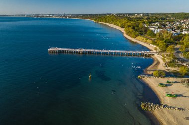 Gdynia Orlowo İskelesi ve sahil şeridi havadan görünüyor..
