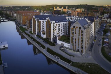 Gdansk 'ta eski kasabaya yakın yeni çok katlı daireler..