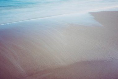 Yumuşak bir zemin ve deniz suyuyla yıkanmış kum..