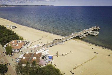 Birçok insanla birlikte Gdansk Brzezno rıhtımının hava görüntüsü.