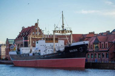 Gdansk, Polonya - Mayıs 04.2019: Ünlü Müze gemisi Soldek ile Gdansk şehri.