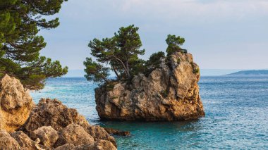 Brela Taşı (Kamen Brela), Hırvatistan 'ın Dalmaçya kentindeki Makarska Rivierası' nın popüler doğal cazibesi olan Brela 'nın sembolü..