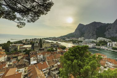 Omis ve Cetina Nehri Boğazı, Dalmaçya, Riviera Makarska, Hırvatistan 'ın panoramik manzarası.