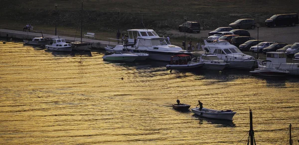 Barcos Atracados Río Con Agua Naranja Reflectante Atardecer — Foto de Stock