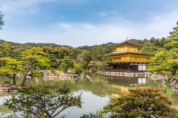 Kinkaku-ji, el Pabellón de Oro en primavera, templo budista en Ky — Foto de Stock