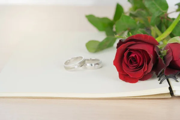 Rosas vermelhas e anéis para proposta de casamento — Fotografia de Stock