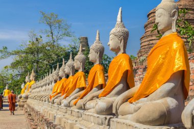 Buda heykelleri ve keşiş Wat Yai Chaimongkol Ayutthaya, Thaila de
