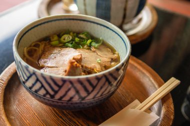 Japon Ramen kafa domuz ile hizmet