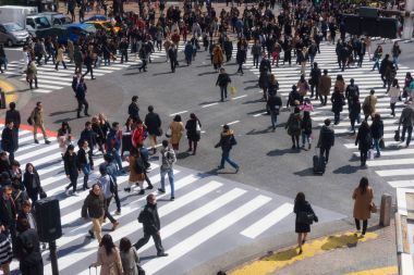 Tokyo, Japonya - 24 Şubat 2017: Kimliği belirsiz kişi sokakta