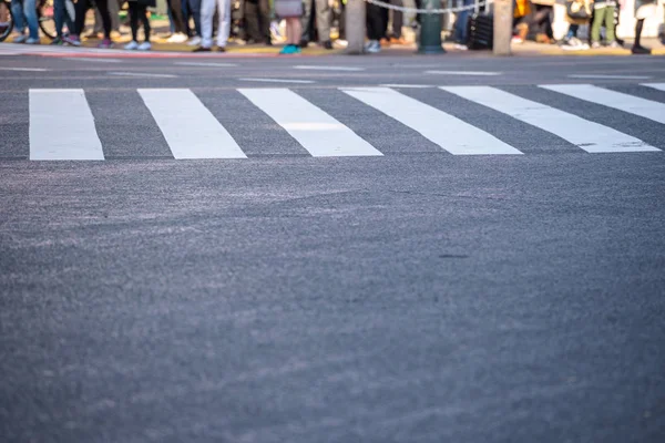 Birçok kişi trafik lambasından Shibuya crosswalks bekliyor