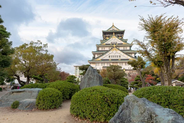 La vista frontale del Castello di Osaka durante la stagione autunnale, Osaka Giappone — Foto Stock