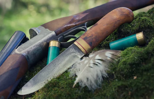 Jagdgewehr und Messer. Natur Stillleben. — Stockfoto