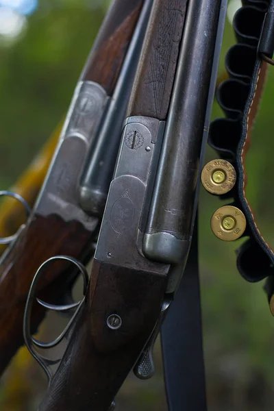 Altes Jagdgewehr und Patrone. — Stockfoto