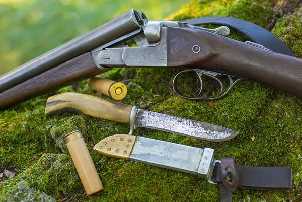 Старый охотничий пистолет и нож . — стоковое фото