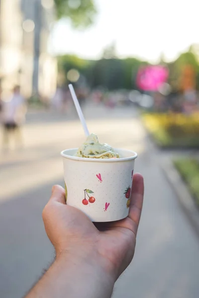 Ręka Kobiety Trzyma Lody Pistacjowe Letni Dzień — Zdjęcie stockowe