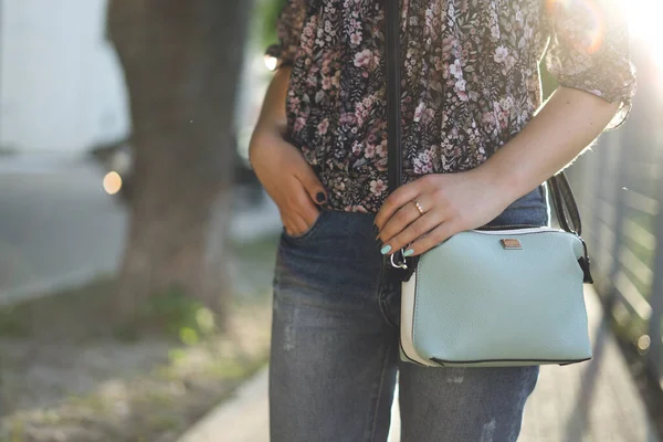 Main Femme Avec Manucure Sac Main Bleu Été — Photo